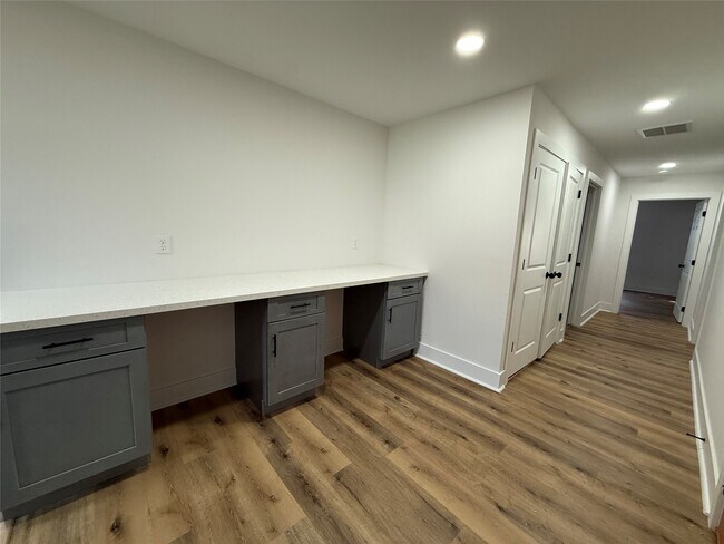 Building Photo - 611 N Eastwood St