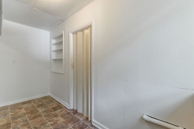 Building Photo - 518 E Manning St