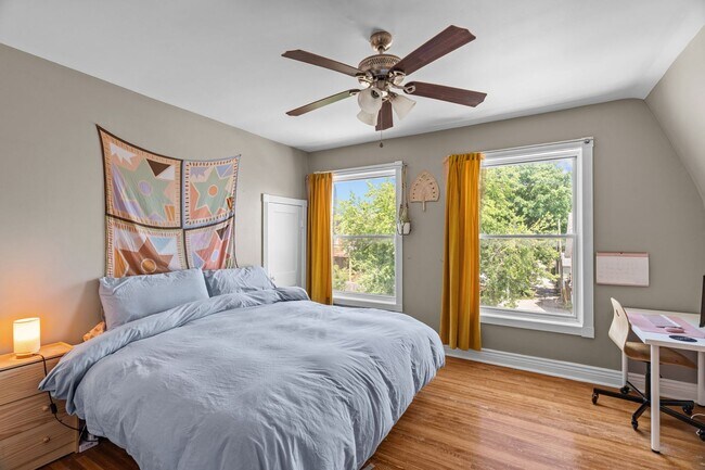 Building Photo - Tower Grove East Charmer, 2BD/1BA with Original Character