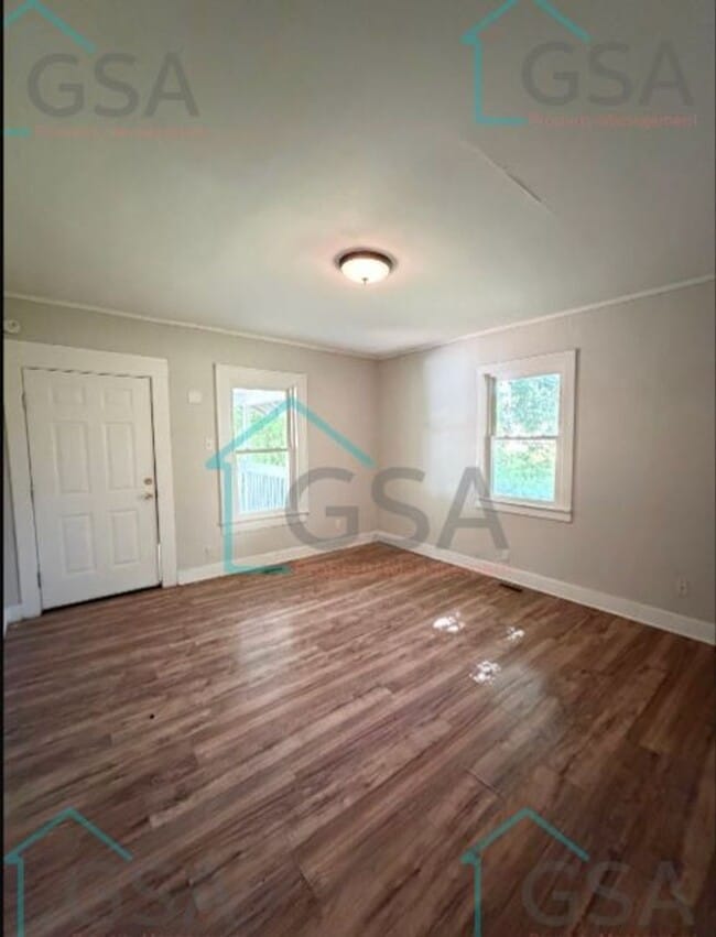 Building Photo - 2 bedroom 1 bathroom House AVAILABLE NOW