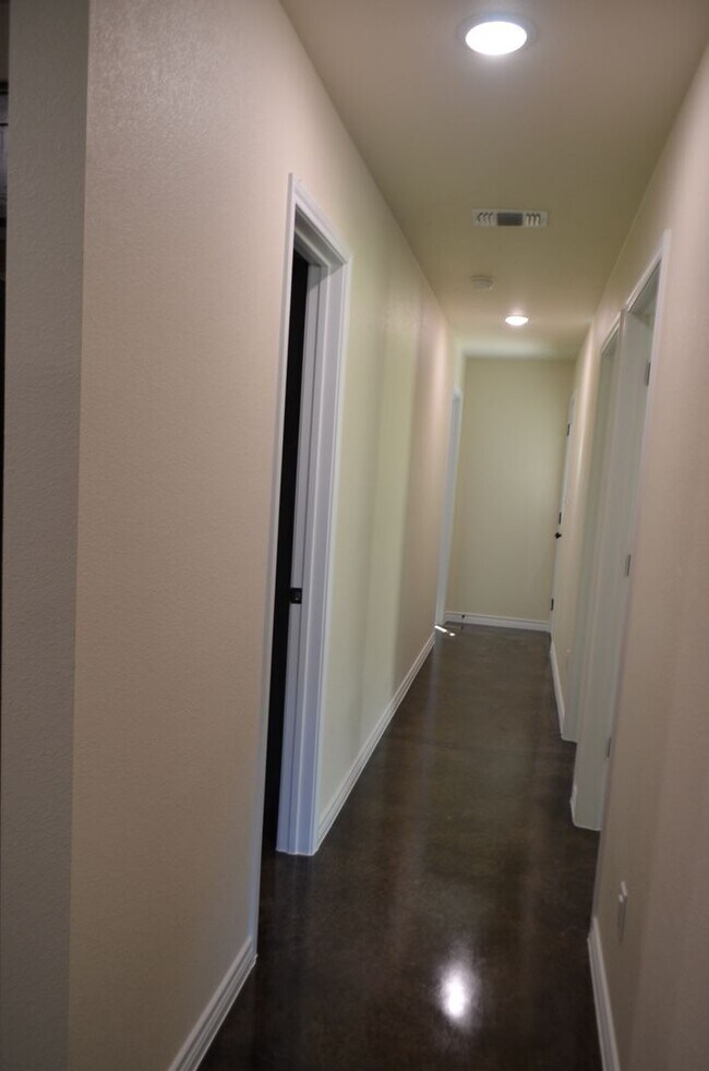 Building Photo - 1001 Cline Dr