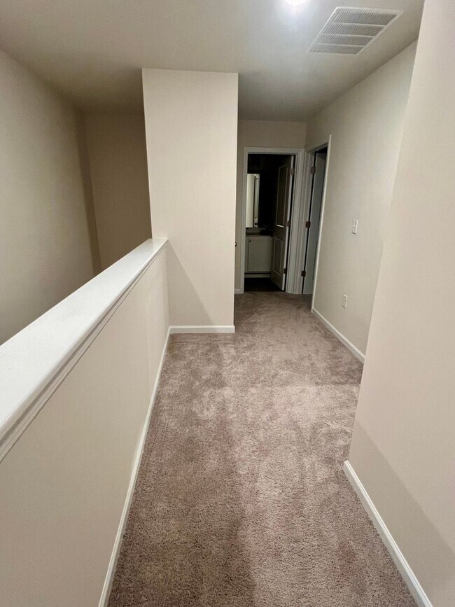 Building Photo - 1 MONTH FREE! 3 Bedroom Townhome in Oakwood!