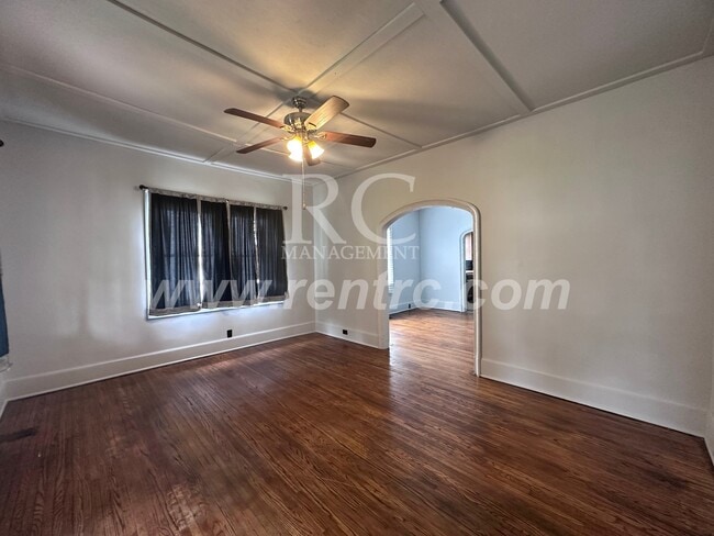 Building Photo - 917 Seminary-