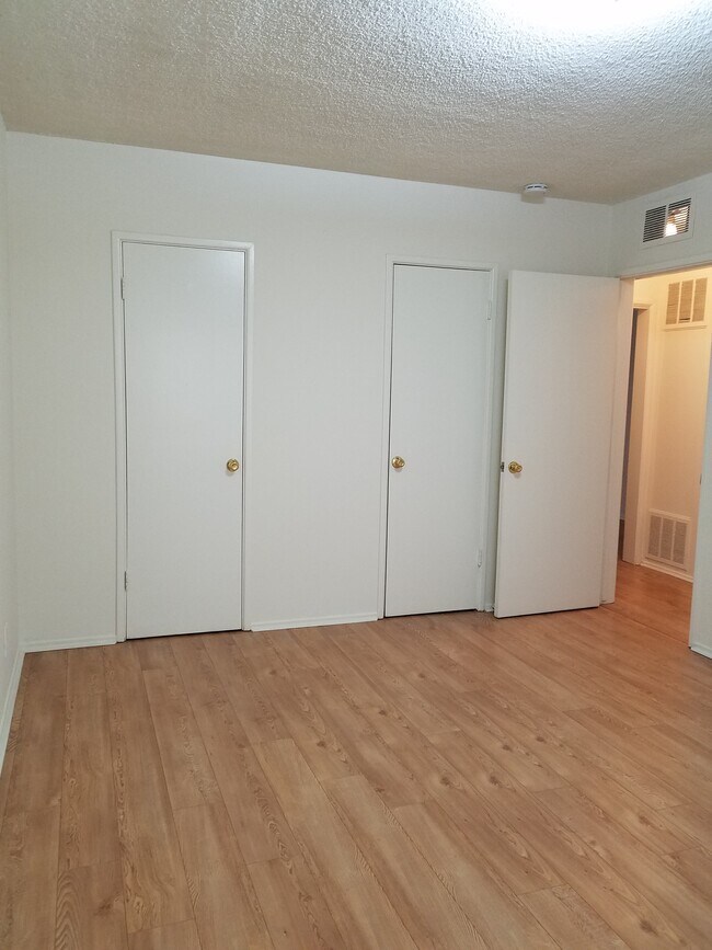Building Photo - 1022 N Orange Grove Ave