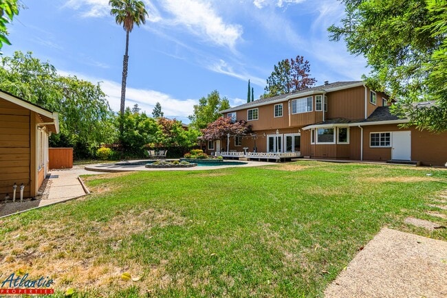 Building Photo - Stunning Home | Desirable Neighborhood | D...