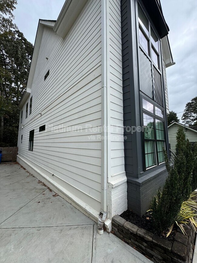 Building Photo - 150 Dahlgren St SE