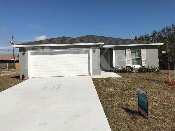 Primary Photo - 931 SE Thornhill Dr