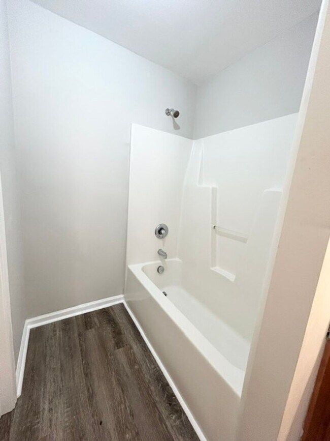 Building Photo - UPDATED 4 BEDROOM HOME IN LEXINGTON'S SPRING KNOLL