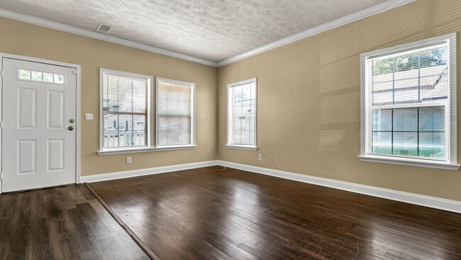 Building Photo - Spacious 3-Bedroom Home with Recent Upgrad...