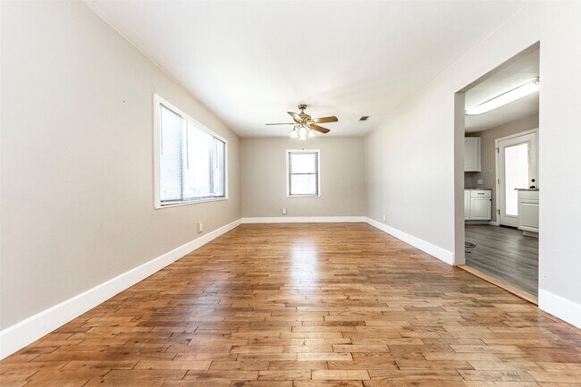 Building Photo - 2835 Beverly Rd