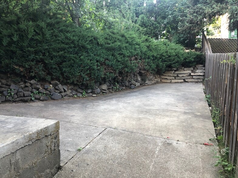 Building Photo - 450 NW Larry St