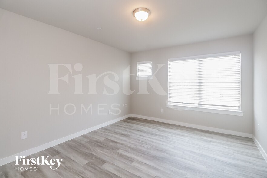 Building Photo - 334 Niki Dr