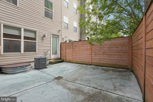 Building Photo - 970 N Marshall St