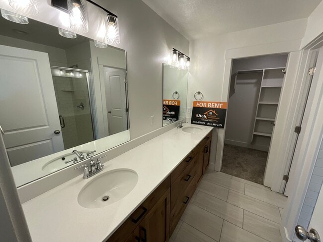 Building Photo - 3 bedroom 2.5 Bath Townhouse