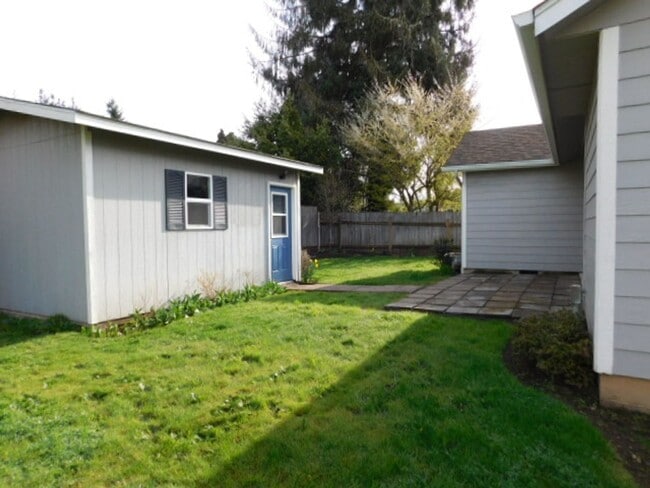 Building Photo - 2Bd/1.5Ba Single Story House - Available to View!