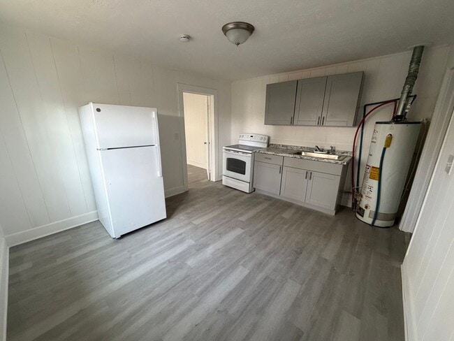 Building Photo - 202 Woodward St NE