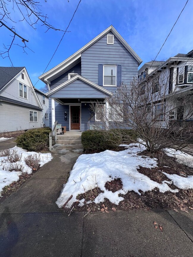 Building Photo - East Hills upper duplex!