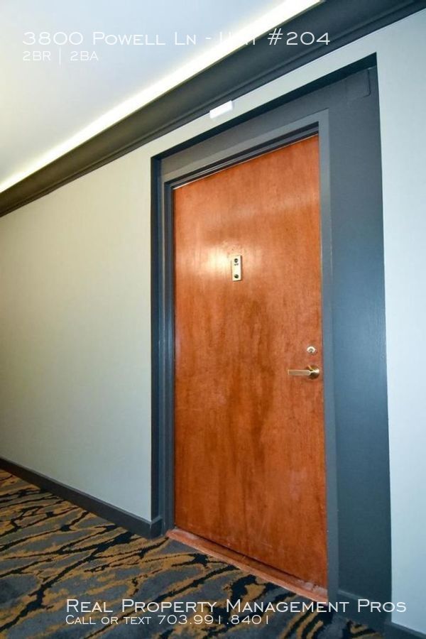 Building Photo - Spacious Condo in Peaceful Lakeside Plaza!