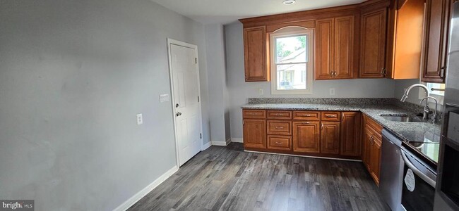 Building Photo - 421 Salem Ave