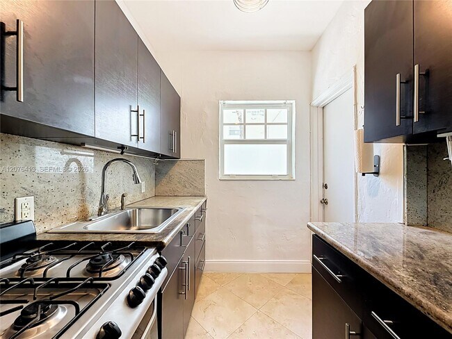 Building Photo - 2463 Pine Tree Dr