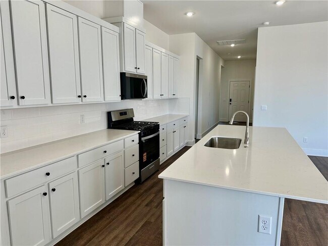 Building Photo - 2421 Longfellow Dr