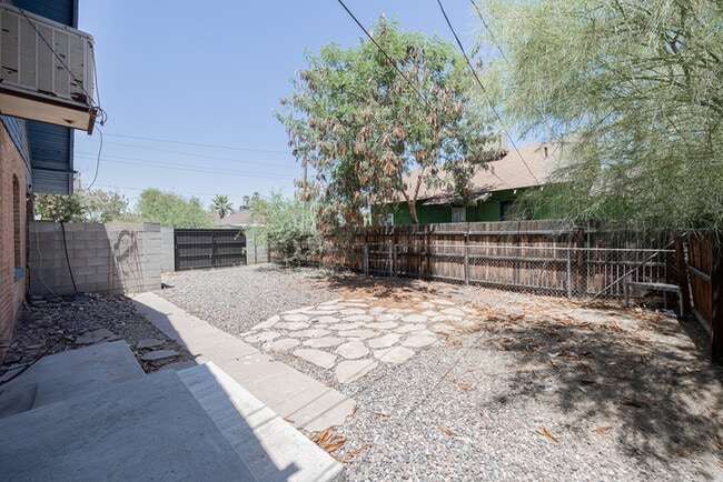 Building Photo - 831 N 10th St