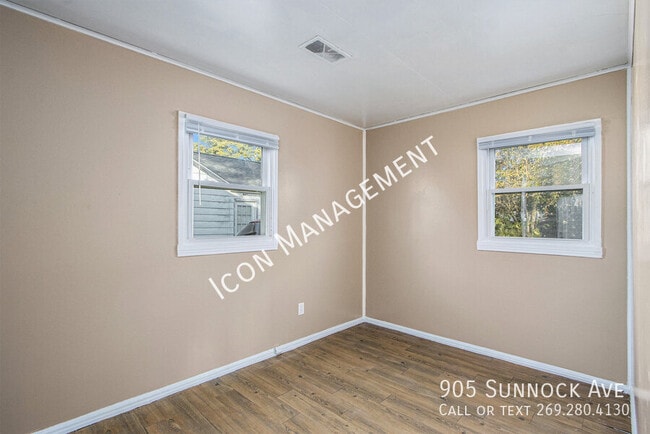 Building Photo - 905 Sunnock Ave