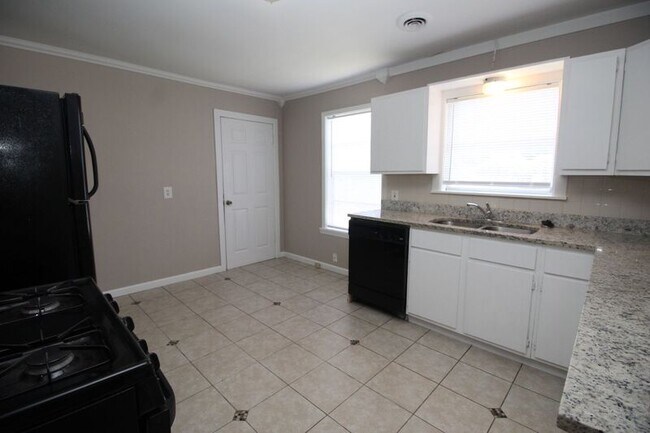 Building Photo - 1327 N Norwood Ave