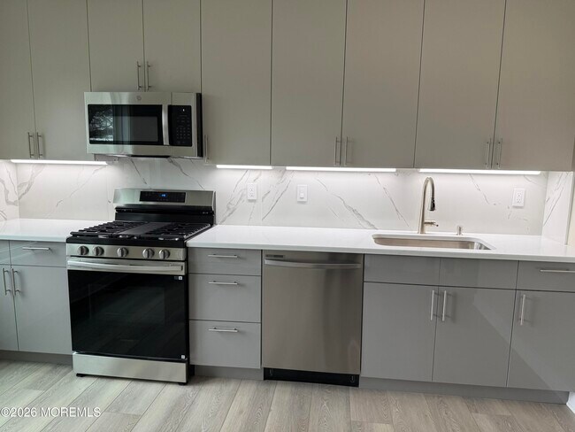 Building Photo - 4 Beachway Ave