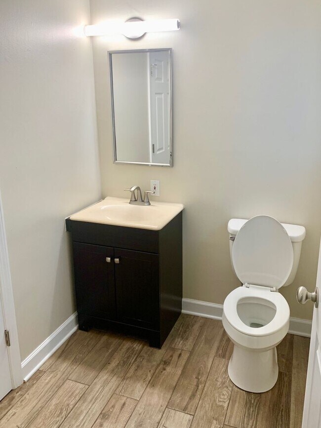 Building Photo - For Rent - 3 Bedroom 1.5 Bath in Valley View!