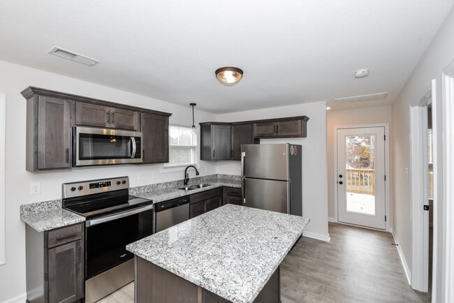 Building Photo - Stunning 3 Bedroom Home in Clarksville, TN!