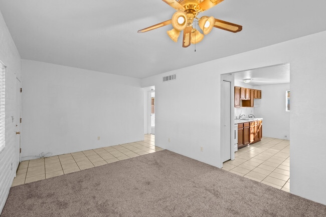 Building Photo - 4535 E Bellevue St