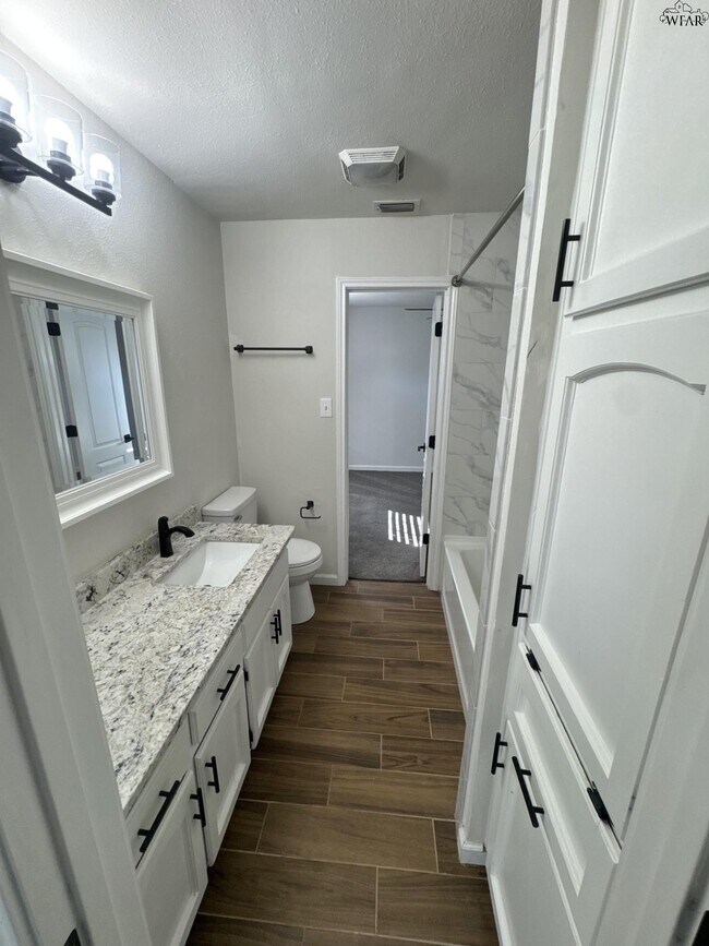 Building Photo - 1207 Danberry St