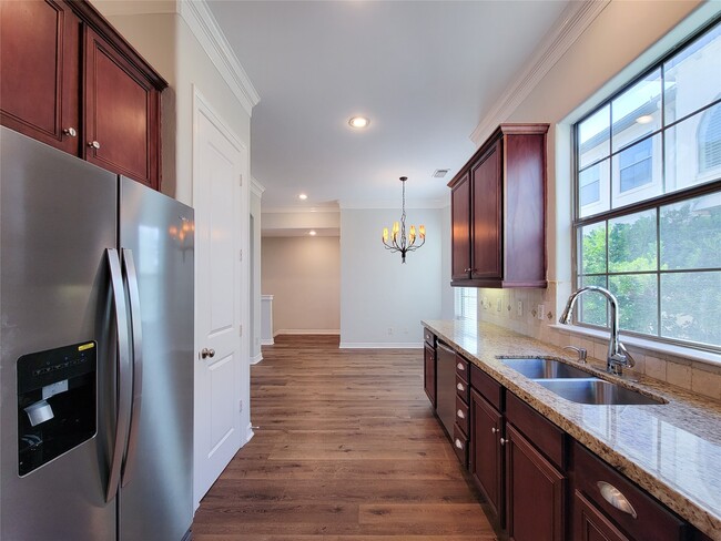 Building Photo - 2416 La Branch St