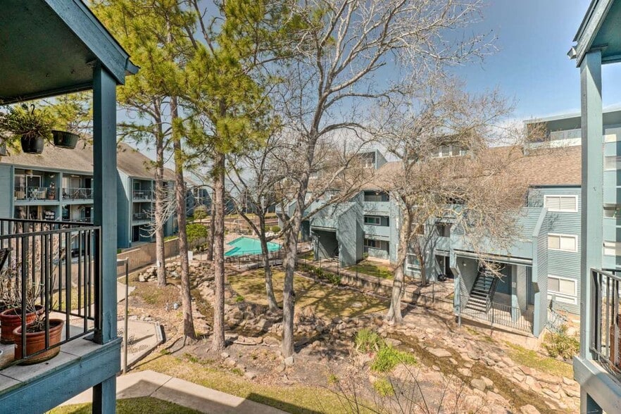 Building Photo - 12500 Melville Dr