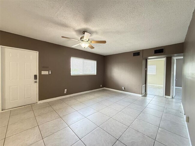 Building Photo - 530 NE 34th Ct