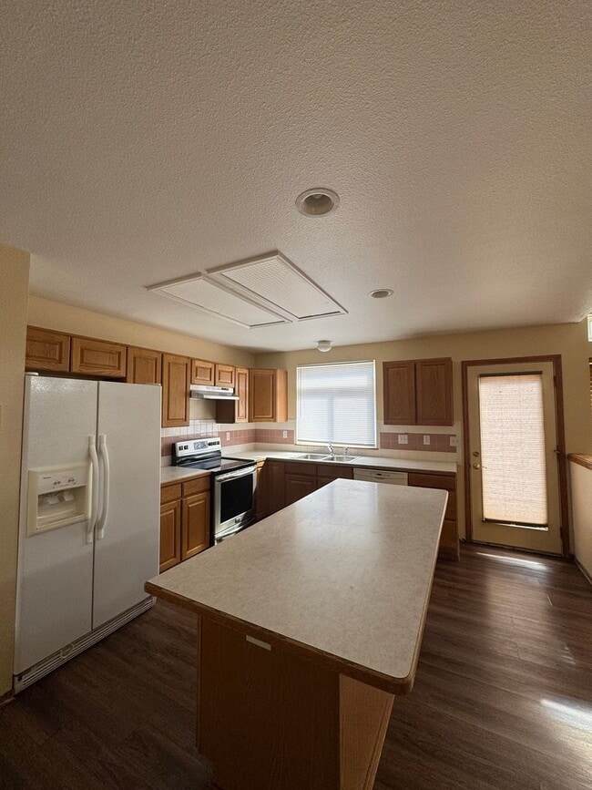 Building Photo - Charming 5 Bed 3 Bath House - MOVE IN SPECIAL - 1/2 Off First Months rent