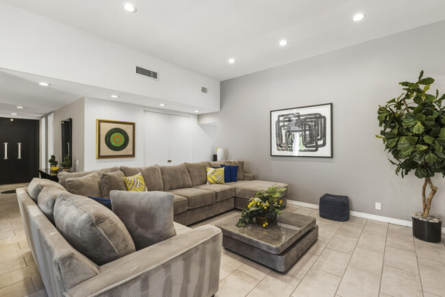 Building Photo - 1411 Via Isla