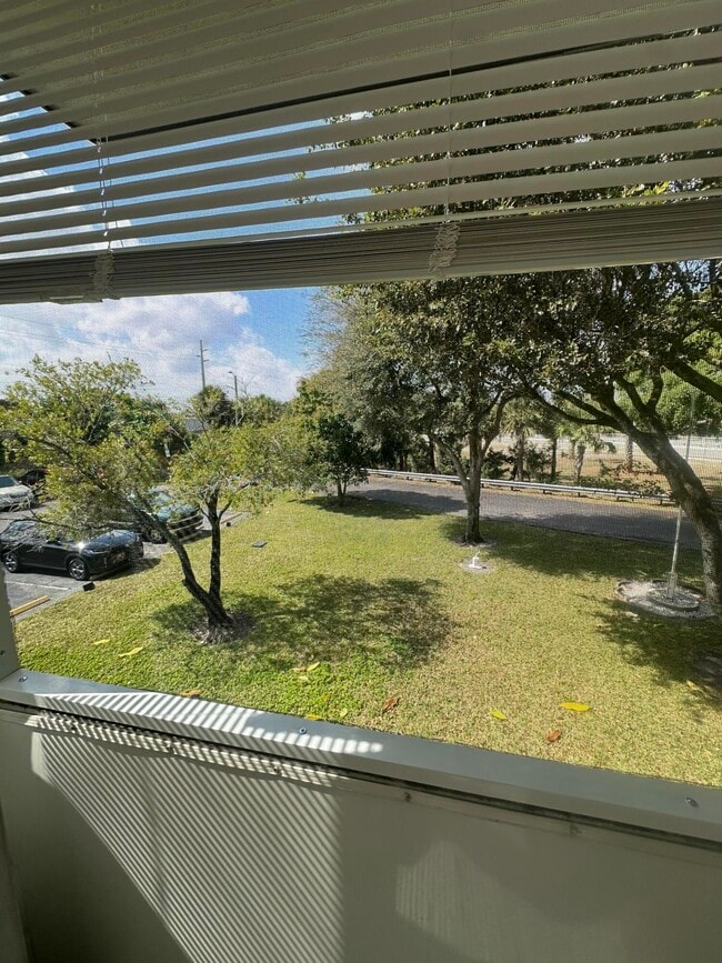 Building Photo - 2440 Lake Osborne Dr