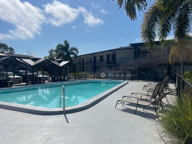 Building Photo - 675 Indian Rocks Rd N