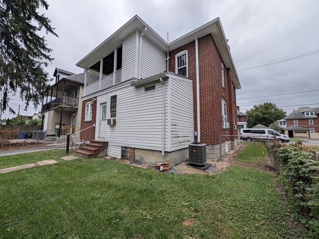 Building Photo - 68 Garber St