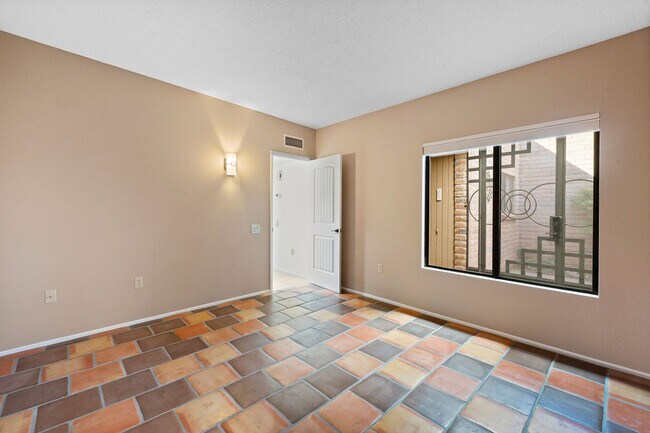 Building Photo - 1021 W Desert Canyon Pl