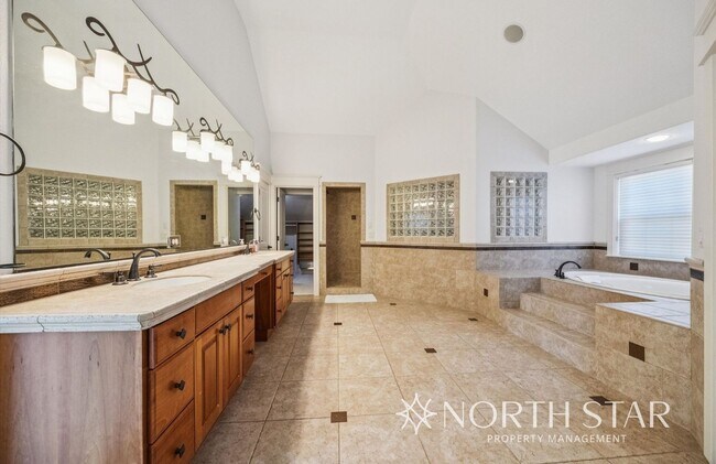 Building Photo - Stunning Bull Mountain Estate