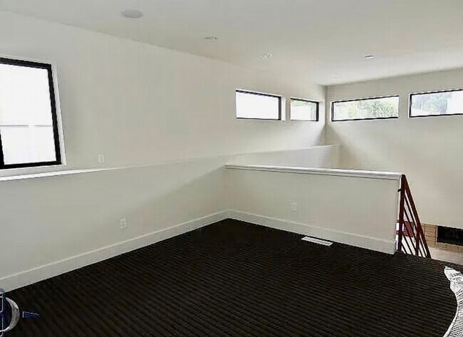 Building Photo - Beautiful home located just off of Cherry ...