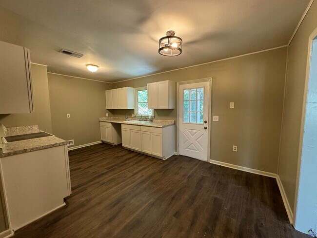 Building Photo - 204 Mike St