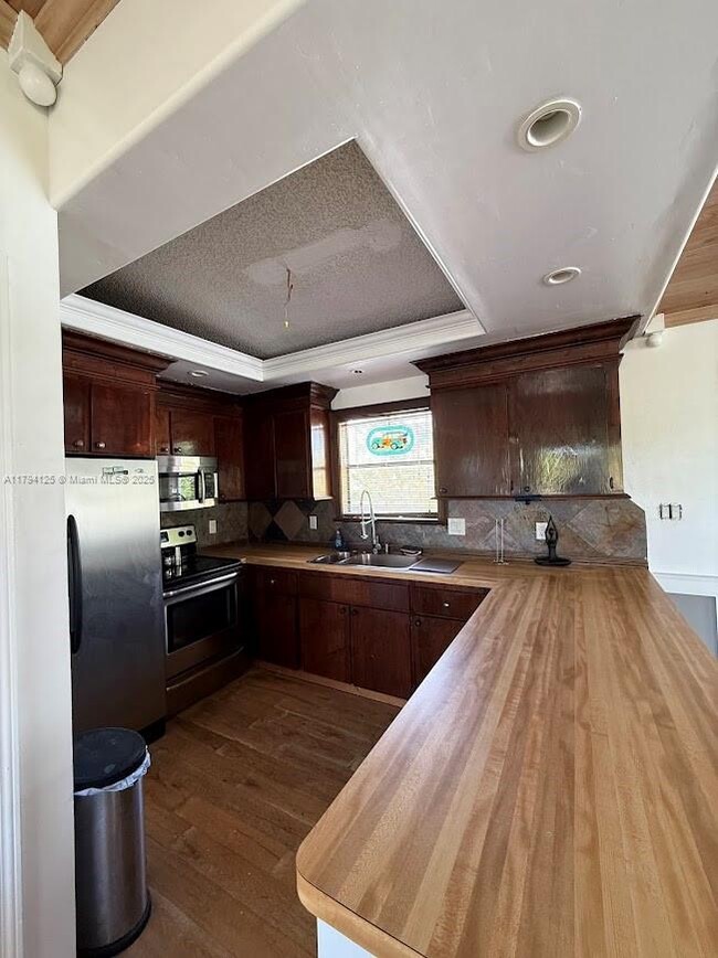 Building Photo - 143 Valois Blvd