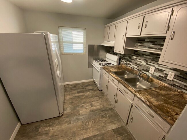 Building Photo - Central El Paso 2 bed Refrig A/C -ALL UTIL...