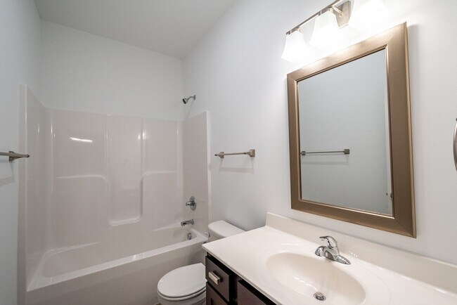Building Photo - 4 bed 3 bath East side Iowa city!