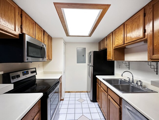 Building Photo - 8335 S Fairmount Dr