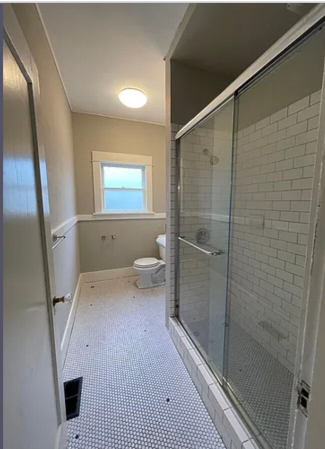 Building Photo - 4-Bedroom Home in SW Portland! Hardwood floors, spacious deck, full basement, separate entry for ...